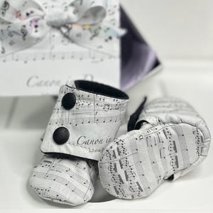 Bio-Baumwoll-Notenpapier-Babyschühchen und passende Geschenkbox personalisiert mit Hochzeitstanz oder Liedauswahl, einzigartiges Andenken-Duschegeschenk