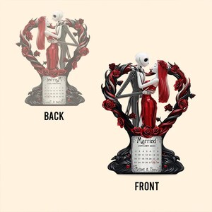 Puede incluir: Una figura decorativa con Jack Skellington y Sally de The Nightmare Before Christmas, abraz&aacute;ndose dentro de un marco en forma de coraz&oacute;n con rosas rojas. La base incluye un calendario de enero de 2025, con la palabra "Married" encima.