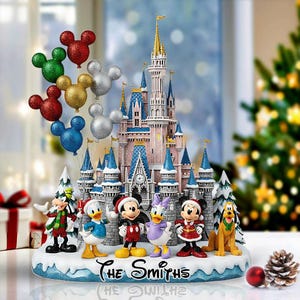 以下が含まれることがあります： ディズニーをテーマにしたクリスマスデコレーション。お城、ミッキーマウス、ミニーマウス、ドナルドダック、デイジーダック、プルートのフィギュアが特徴です。様々な色のミッキーマウス型の風船が含まれています。「The Smiths」と書かれたベース。