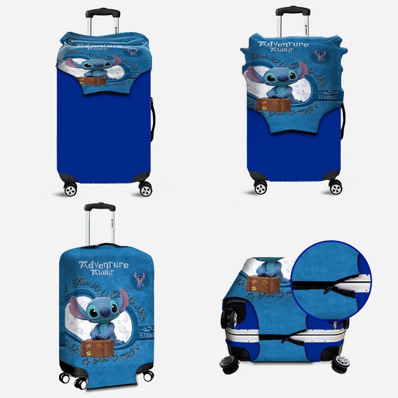 Puede incluir: Maleta azul con una funda tem&aacute;tica de Stitch. La funda presenta las palabras "Adventure Away" y una ilustraci&oacute;n de Stitch con una maleta. El equipaje tiene un asa telesc&oacute;pica y cuatro ruedas.