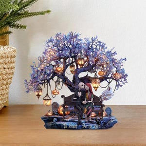 Puede incluir: Figura decorativa con Jack y Sally de The Nightmare Before Christmas, sentados en un banco bajo un &aacute;rbol con faroles colgantes. El &aacute;rbol tiene follaje morado y luces peque&ntilde;as. La base dice "Till Death Do Us Part".