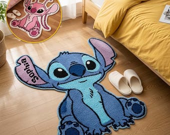 ブルーモンスター パーソナライズ ノンスリップ フェイクファーラグ、オハナファミリー ファーリーエリアラグ、漫画ファンのためのふわふわマット、スティッチラグギフト ipatusth00349
