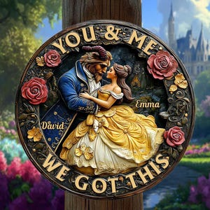 Pode incluir: Placa decorativa redonda com uma cena romântica de A Bela e o Monstro, com as palavras "YOU & ME WE GOT THIS" e os nomes "David" e "Emma". O design inclui rosas vermelhas e um castelo ao fundo.