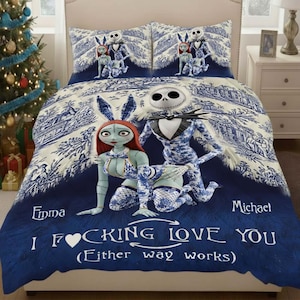 Könnte beinhalten: Ein blau-weiß gemustertes Bettwäsche-Set mit Jack Skellington und Sally aus The Nightmare Before Christmas. Das Set enthält einen Bettbezug und zwei Kissenbezüge. Der Text auf dem Bettbezug lautet "I F*cking Love You (Either way works)".