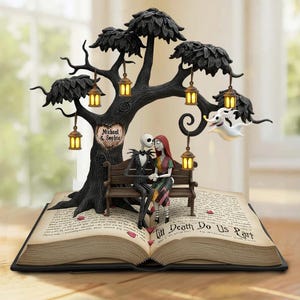 Könnte beinhalten: Eine dekorative Skulptur mit Jack und Sally aus The Nightmare Before Christmas, die auf einer Bank unter einem Baum mit Laternen sitzen. Der Baum steht auf einem offenen Buch mit den Worten "Till Death Do Us Part". Ein herzförmiges Schild trägt die Aufschrift "Michael & Sophia".