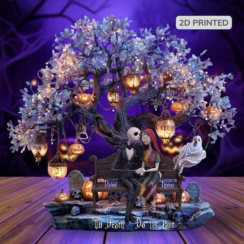 Puede incluir: Una figura decorativa con tem&aacute;tica de Halloween que presenta a Jack y Sally de Pesadilla antes de Navidad, sentados en un banco bajo un &aacute;rbol con linternas y calabazas. La base dice "Till Death Do Us Part."