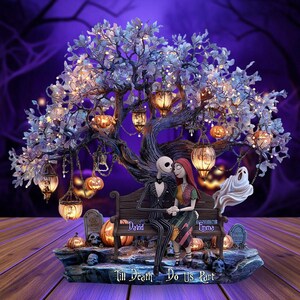 Puede incluir: Figura decorativa con Jack Skellington y Sally de Pesadilla antes de Navidad, sentados en un banco bajo un &aacute;rbol adornado con luces y faroles. La base incluye calabazas, l&aacute;pidas y la frase "Till Death Do Us Part."