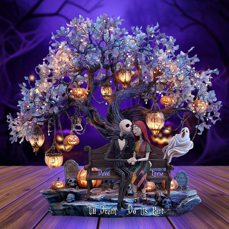 Puede incluir: Figura decorativa con Jack Skellington y Sally de Pesadilla antes de Navidad, sentados en un banco bajo un &aacute;rbol adornado con luces y faroles. La base incluye calabazas, l&aacute;pidas y la frase "Till Death Do Us Part."
