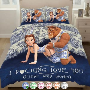 Op de afbeelding: Een blauw-witte beddenset met een cartoonillustratie van Belle en het Beest. De set bevat een dekbedovertrek, twee kussenslopen en de tekst "I F*cking Love You (Either way works)".