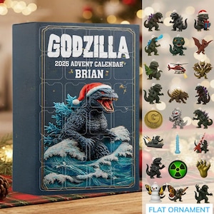 Può includere: Un calendario dell'Avvento Godzilla 2025 blu scuro con il nome "Brian" sul davanti. Il calendario presenta un'illustrazione di Godzilla con un cappello di Babbo Natale, con un motivo a onde. Il calendario include 24 piccoli ornamenti a tema Godzilla.