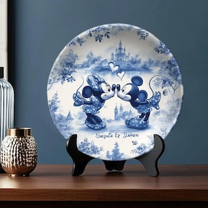 Assiette ronde en céramique personnalisée Couple de souris Toile de Jouy avec support, assiette à motif floral bleu souris embrassant, cadeau de décoration de mariage dsn20039