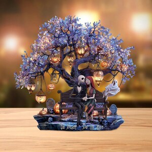Puede incluir: Figura decorativa que representa a una pareja sentada en un banco bajo un &aacute;rbol con linternas y calabazas. El &aacute;rbol tiene hojas moradas y luces. La base incluye l&aacute;pidas y el texto "Till Death Do Us Part".