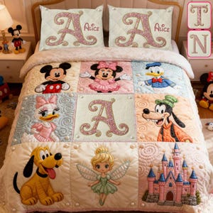 Puede incluir: Un edredón acolchado con personajes de Disney: Mickey Mouse, Minnie Mouse, Donald Duck, Daisy Duck, Goofy, Pluto, un hada y un castillo rosa. El edredón tiene un diseño de patchwork con la letra "A" y las almohadas tienen el nombre "Alice".