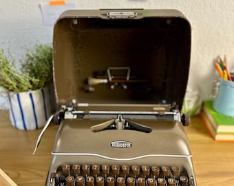 ヴィンテージ Triumph Perfekt タイプライター：1950年代のドイツ製