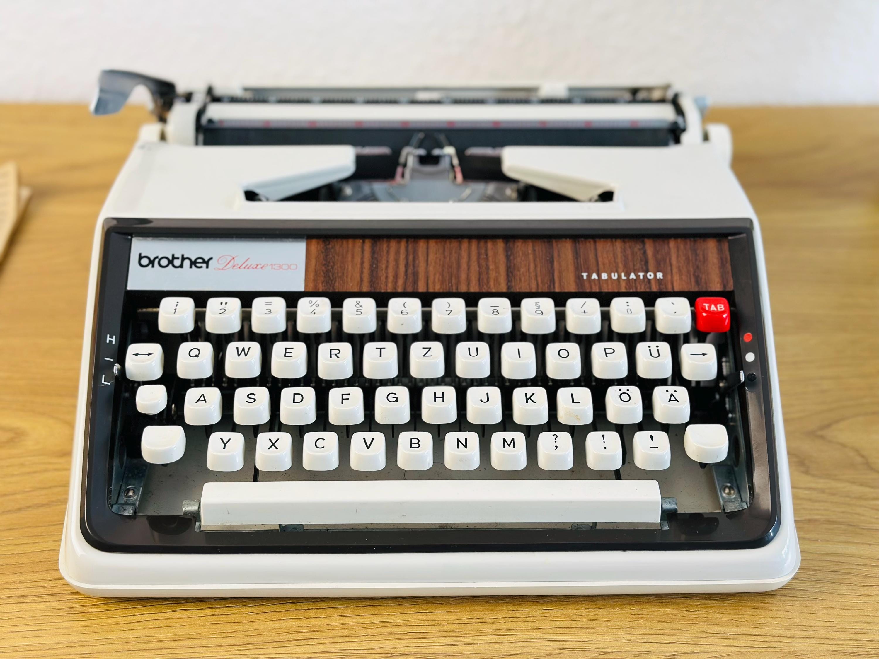 ブラザー デラックス 1300 タイプライター：1970年代のポータブル手動