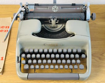 Vintage Voss Typewriter: 1960s German Manual Machine
