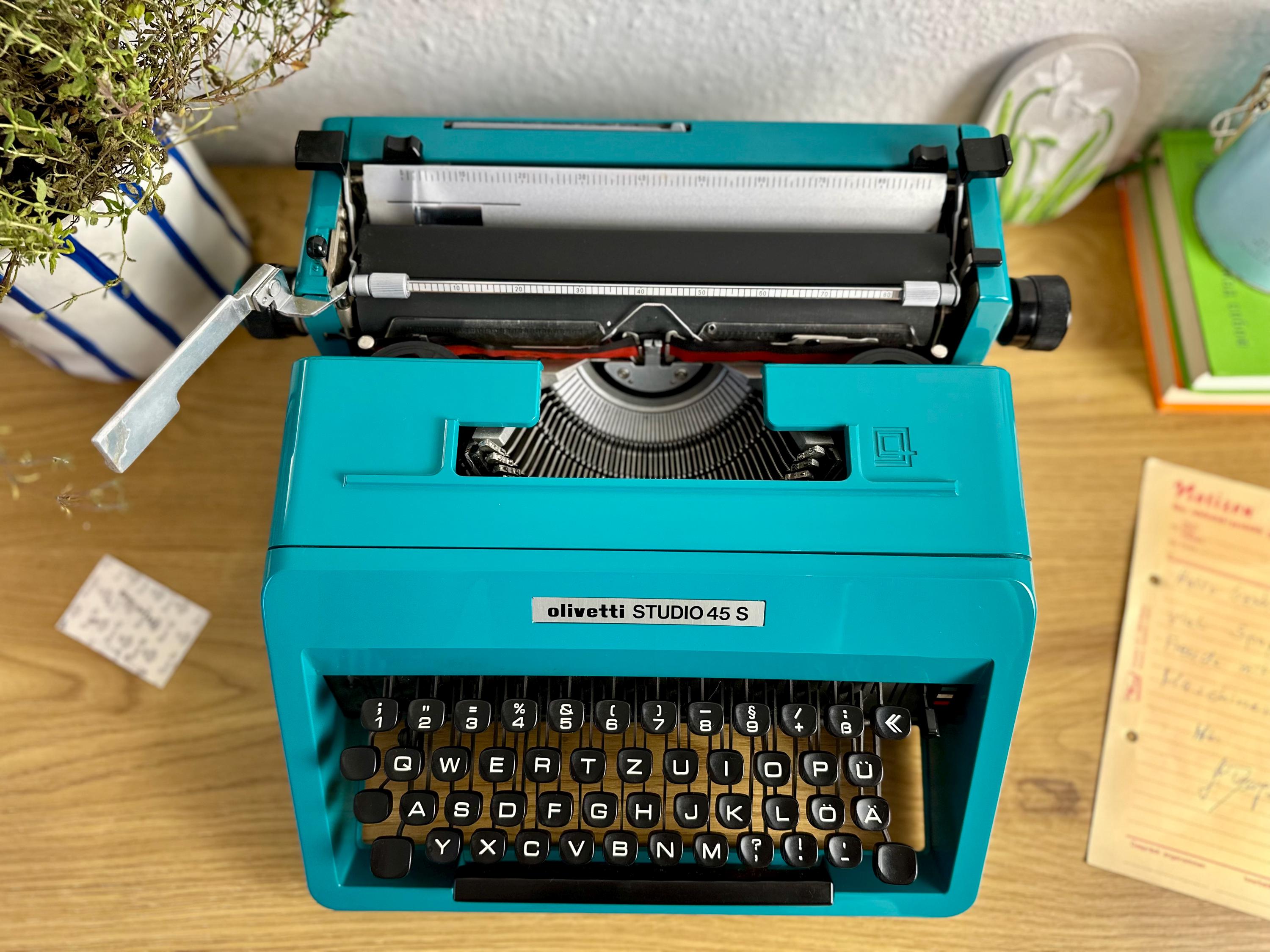 1970年代のヴィンテージ オリベッティ タイプライター：ターコイズ
