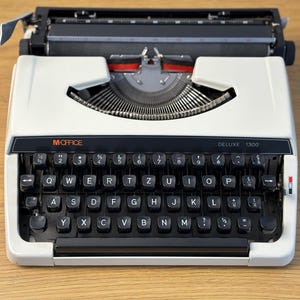 Máquina de escribir vintage M Office Deluxe 1300, excelente estado, 1980, blanca, manual, funciona, teclado QWERTZ, escritora retro, regalo, decoración de oficina.