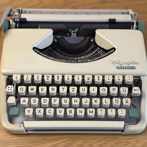 Vintage Olympia Splendid 33 Typewriter – White Mint Manual Machine – 1960s West Germany – QWERTZ Working Typewriter – Retro Gift & Decor