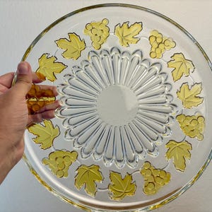Vintage Glass Serving Plate 31 cm – Retro Clear Glass Dish with Yellow Grapes – Large Round Fruit Platter – Mid Century Tableware
