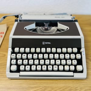 Máquina de escribir vintage Royal 200, color marrón, caja y estuche originales, excelente estado.