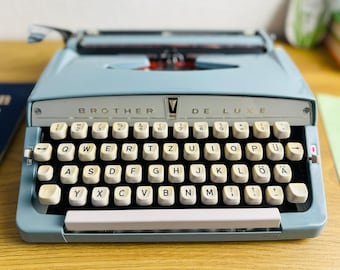 Brother Deluxe 1350, Vintage Typewriter, 1971. Cream/brown