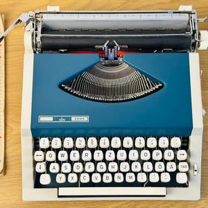 ABC 2000 Blue Typewriter – 1970s German Manual Machine, Excellent Condition, Vintage Writing Gift