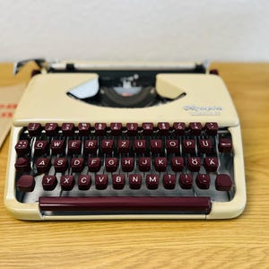 Olympia Splendid 33 Vintage Typewriter, Beige-Brown, Excellent Condition, Original Docs