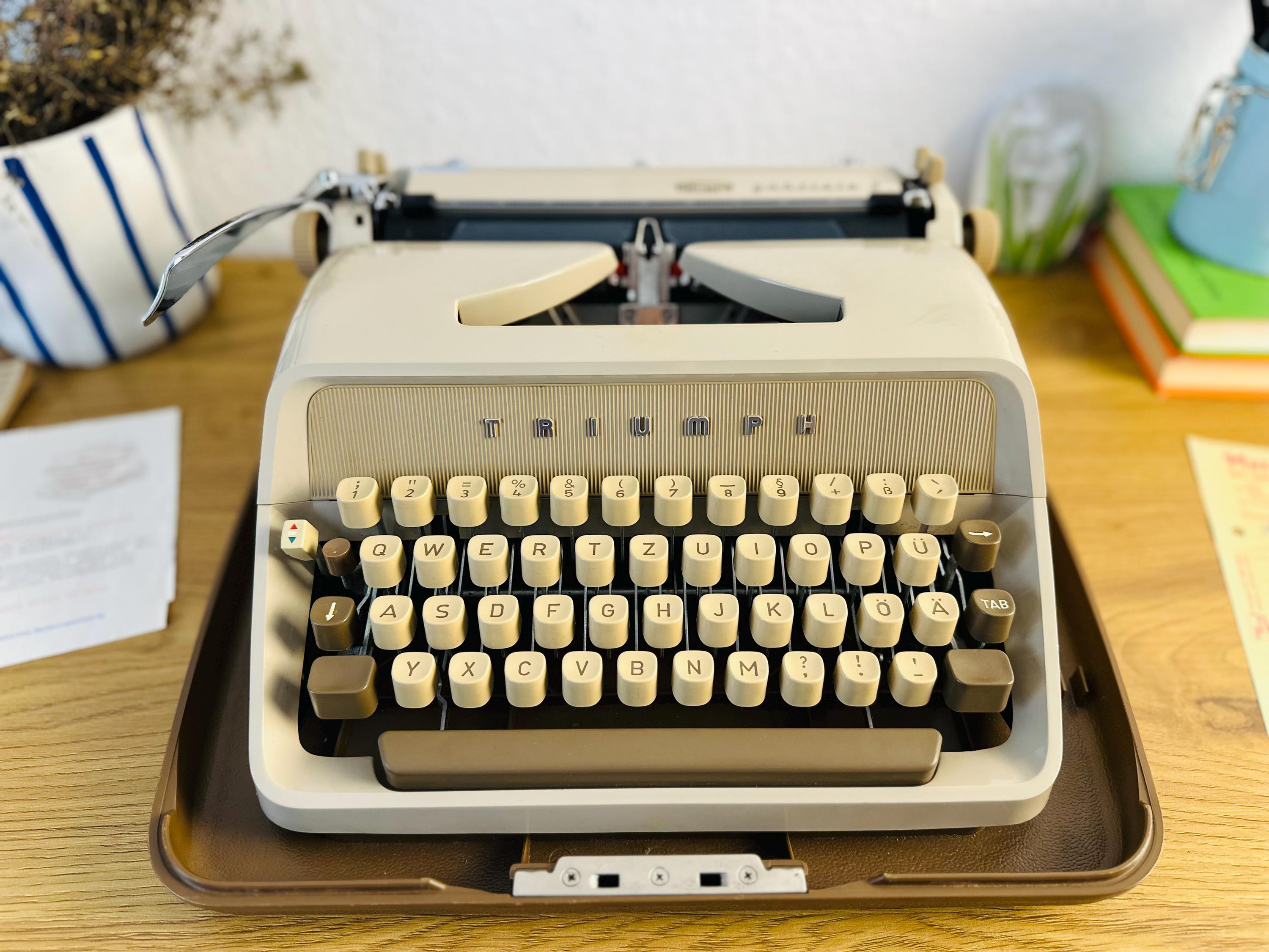 Triumph Gabriele 2 Beige Typewriter (1963) With Case – Vintage