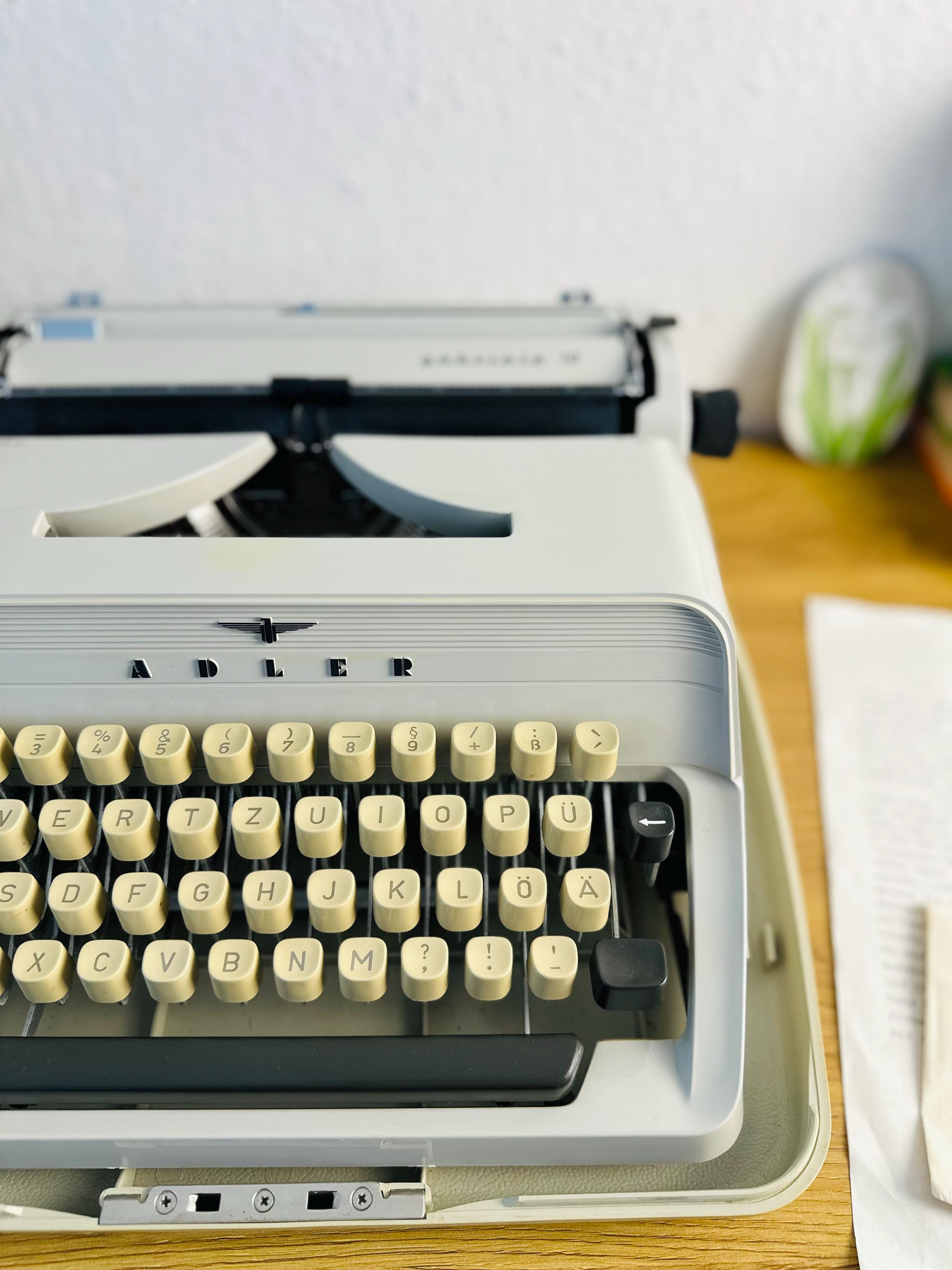 アドラー 1971年製 ホワイトタイプライター – オリジナルケースと書類 
