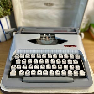 Vintage Royal Royalite 120 Typewriter Made in the Netherlands 1960s Fully Functional Tested with Original Case Compact Stylish Retro Design