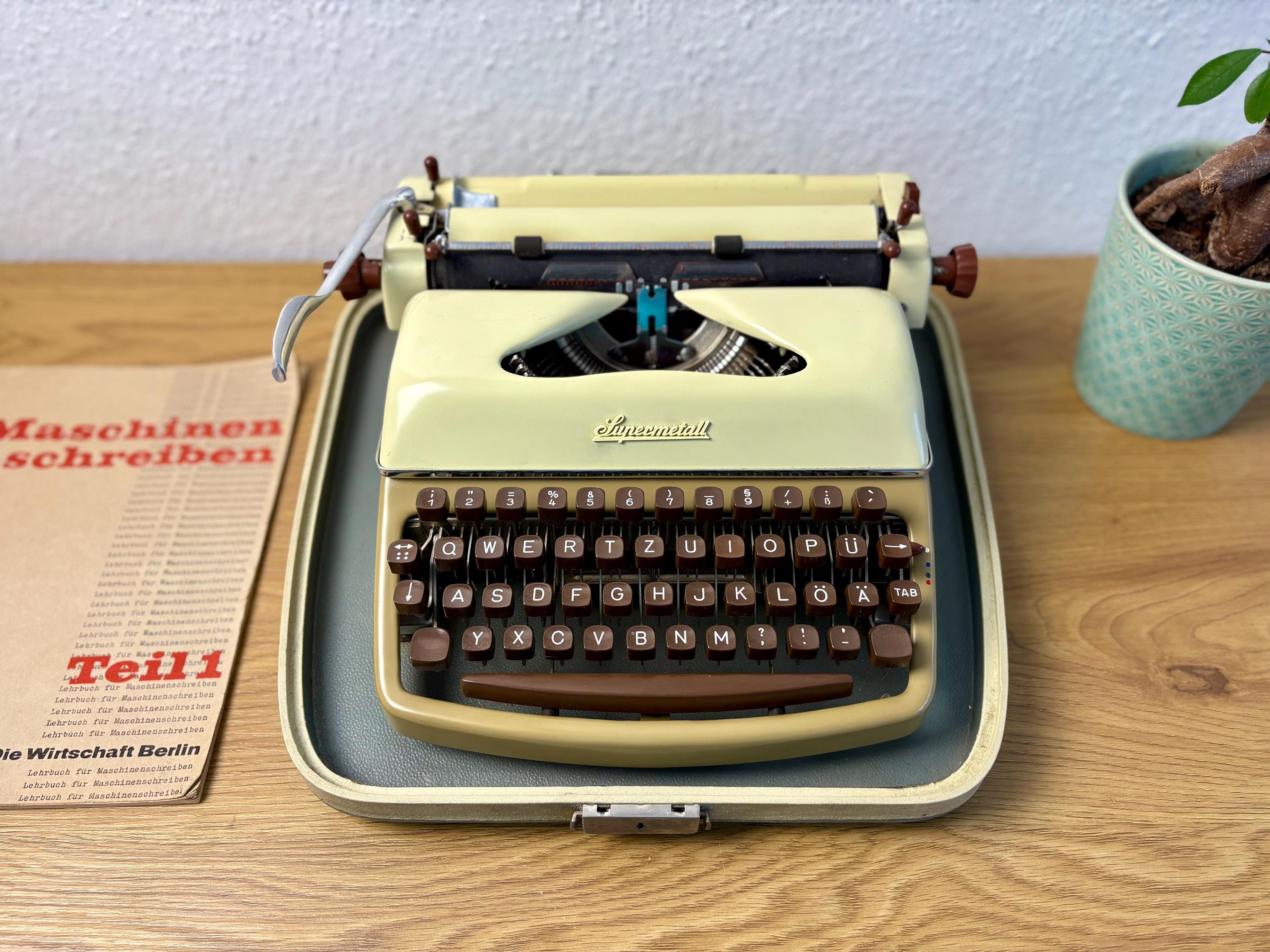 1960年代のヴィンテージスーパーメタルタイプライター：ベージュの 