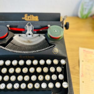 Máquina de escribir Erika, década de 1930, color negro, estuche original