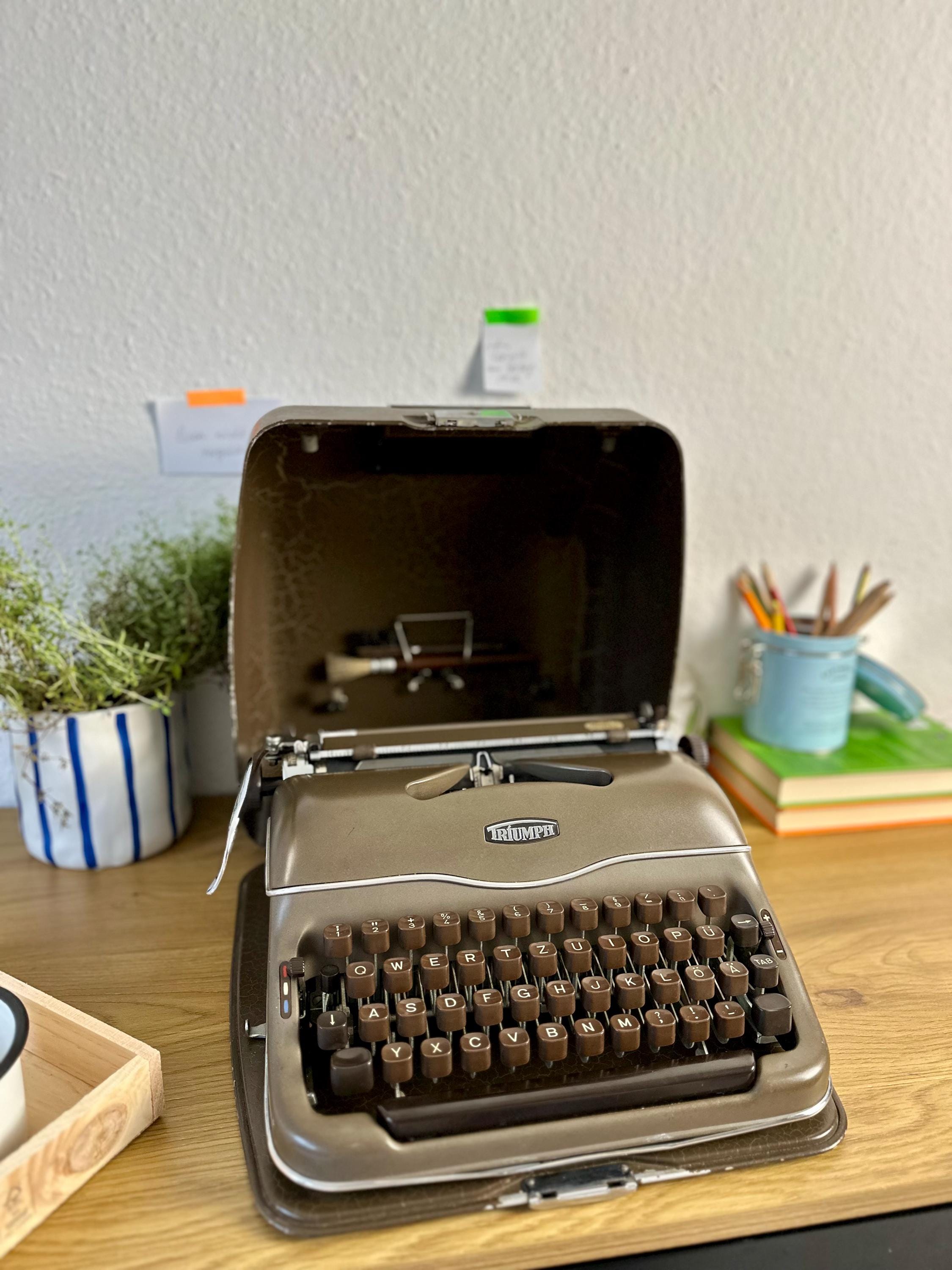 ヴィンテージ Triumph Perfekt タイプライター：1950年代のドイツ製