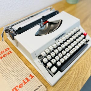 Brillant de Luxe 200 Typewriter White Vintage Manual Typewriter 1970s German Working Machine Home Office Decor Gift for Writers