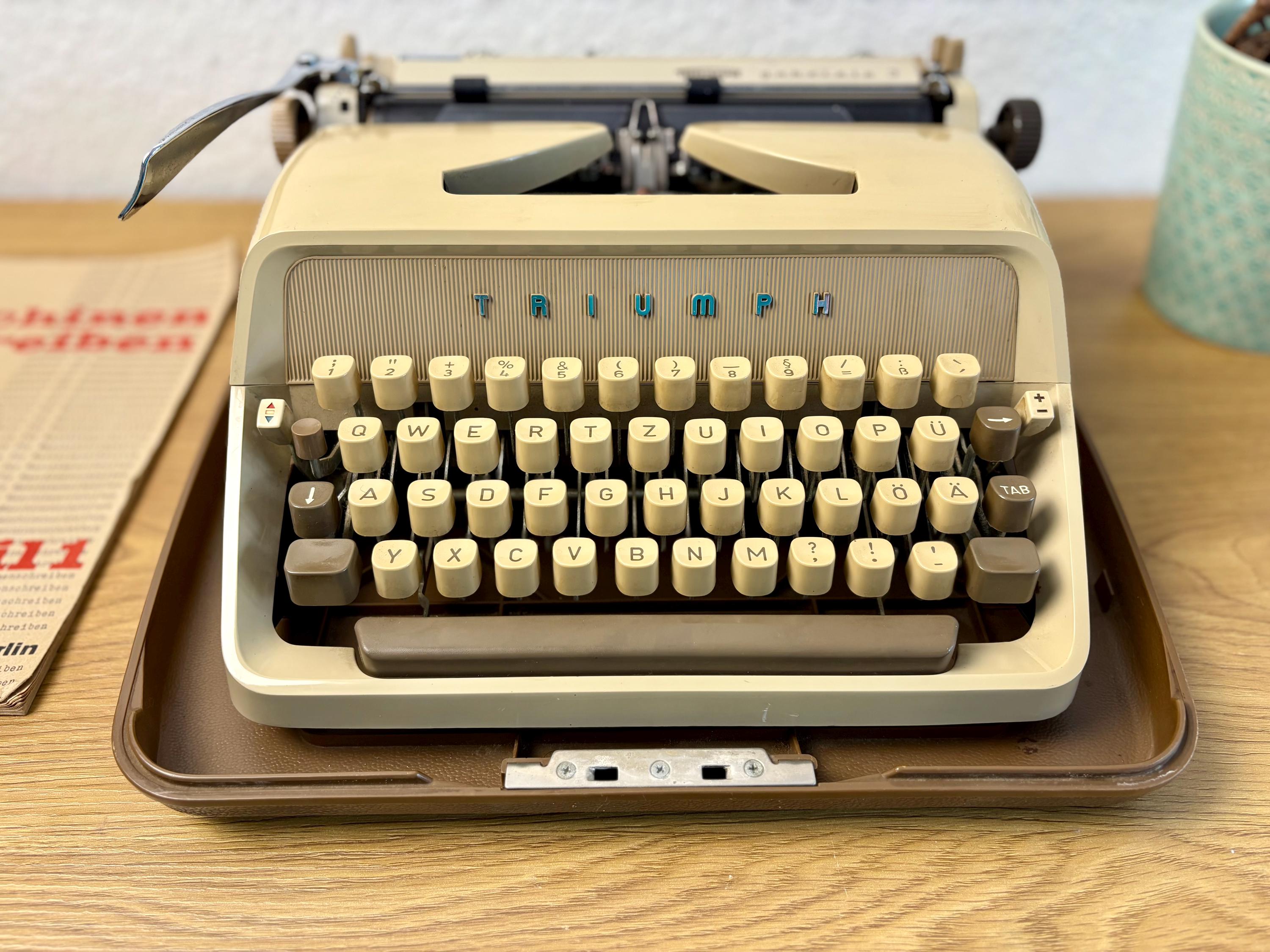 Vintage Triumph Gabriele 3 Typewriter: 1970s Retro Writing Machine