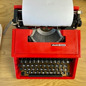 Machine à écrire Olivetti Dora rouge : design italien des années 1970