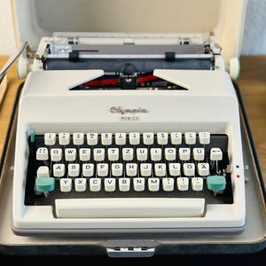 Olympia Monica Typewriter White – Vintage 60s Writing Machine with Case, Excellent Condition