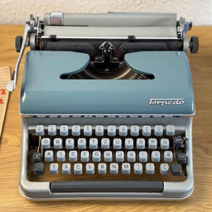 Máquina de escribir Torpedo vintage – Máquina manual alemana azul – Teclado QWERTZ funcional – Escritor retro de regalo con estuche original – Decoración de mediados de siglo