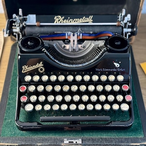 Vintage Rheinmetall Typewriter – Black Manual QWERTZ Machine – Made in Germany – 1930s Retro Working Typewriter with Case Home Office Decor