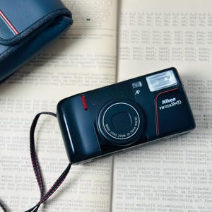 Fotocamera Nikon vintage anni '90 – Obiettivo zoom macro 35-70 mm + custodia in pelle – Condizioni perfette