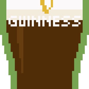 K&ouml;nnte beinhalten: Pixelige Darstellung eines Guinness-Pints. Das Glas ist mit dunkelbraunem Stout gef&uuml;llt und mit einem cremigen, wei&szlig;en Schaum bedeckt. Das Wort "GUINNESS" ist in Wei&szlig; dargestellt. Ein goldenes Harfenlogo ist sichtbar.