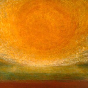 Può includere: Un dipinto di un tramonto con un grande sole arancione al centro del cielo. Il sole è circondato da nuvole di colore blu chiaro e bianco. Il cielo è di un arancio e giallo intenso. L'orizzonte è di un verde scuro e marrone.