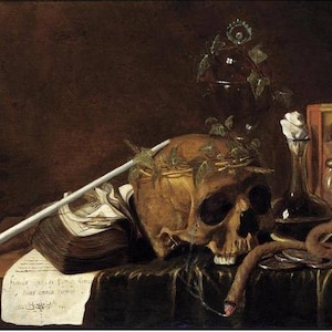 Puede incluir: Un bodegón que representa una calavera humana adornada con una corona de hojas, una pipa, un libro, una botella de vidrio, una serpiente y monedas. La calavera es el elemento central de la pintura, rodeada de objetos que simbolizan la mortalidad y el paso del tiempo.