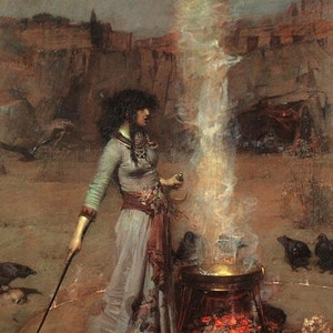 Könnte beinhalten: Eine Frau in einem langen, fließenden Gewand steht in einer kargen Landschaft und hält einen Stab und ein kleines Objekt. Sie ist von einem wirbelnden Strudel aus Rauch und Feuer umgeben, mit Krähen und anderen Kreaturen in der Nähe. Die Szene erinnert an ein magisches Ritual oder einen Zauber einer Hexe.