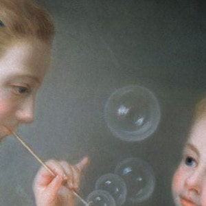 Op de afbeelding: Twee kinderen, een blaast zeepbellen met een toverstaf en de ander kijkt toe, in een pasteltekening.