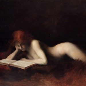 Puede incluir: Pintura al óleo de una figura desnuda con cabello rojo, reclinada y leyendo un libro. La figura está sobre una superficie oscura y texturizada, con un fondo oscuro. La obra de arte evoca una sensación de intimidad y contemplación.