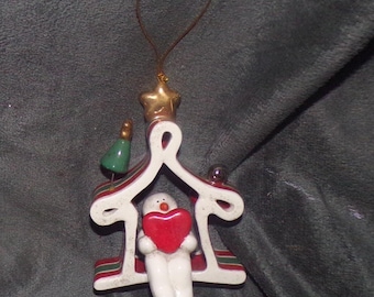 Muñeco de nieve de cerámica sosteniendo un corazón rojo como adorno para árbol de Navidad