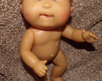 Muñeca Cabbage Patch Baby vintage, completamente de vinilo, pelirroja con la lengua fuera, en rehabilitación.