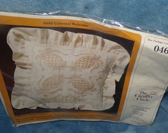 Creative Circle kit 0465 Colonial Welcome pineapple design pillow kit